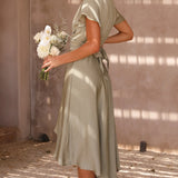 Elegante abito midi in raso con scollo a V profondo da donna maniche a farfalla e gonna asimmetrica fluida