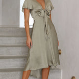 Elegante abito midi in raso con scollo a V profondo da donna maniche a farfalla e gonna asimmetrica fluida