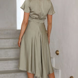 Elegante abito midi in raso con scollo a V profondo da donna maniche a farfalla e gonna asimmetrica fluida