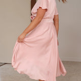Elegante abito midi in raso con scollo a V profondo da donna maniche a farfalla e gonna asimmetrica fluida