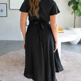 Elegante abito midi in raso con scollo a V profondo da donna maniche a farfalla e gonna asimmetrica fluida