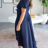 Elegante abito midi in raso con scollo a V profondo da donna maniche a farfalla e gonna asimmetrica fluida