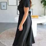 Elegante abito midi in raso con scollo a V profondo da donna maniche a farfalla e gonna asimmetrica fluida