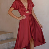 Elegante abito midi in raso con scollo a V profondo da donna maniche a farfalla e gonna asimmetrica fluida