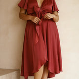 Elegante abito midi in raso con scollo a V profondo da donna maniche a farfalla e gonna asimmetrica fluida