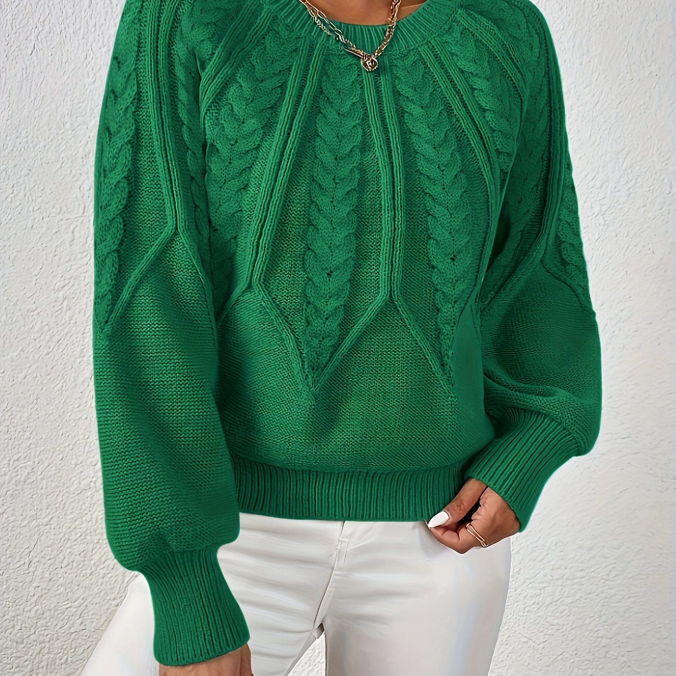 Maglione da donna con maniche voluminose e trama a trecce