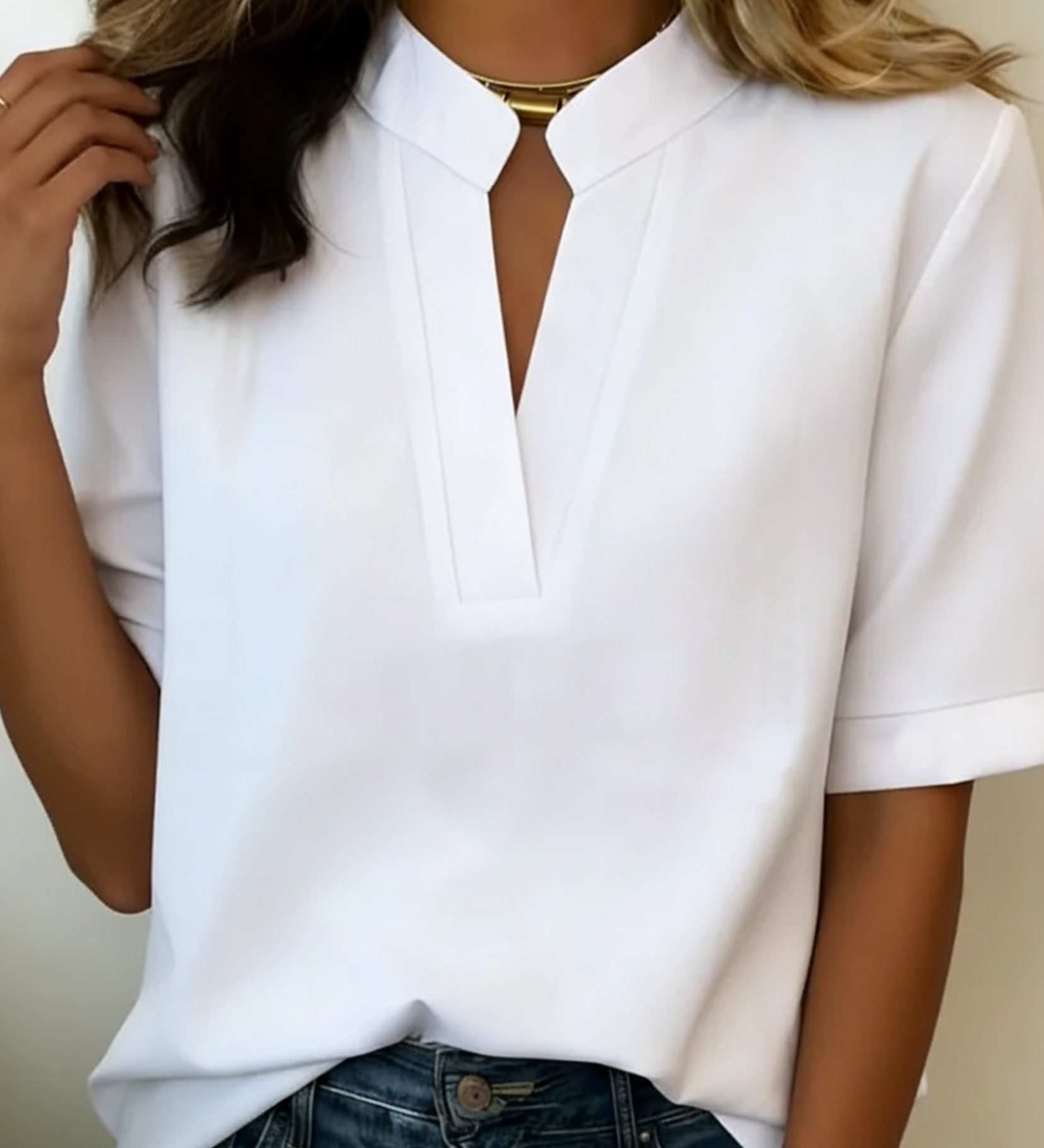 Arianna™ | Blusa con scollo a V e dettagli dorati