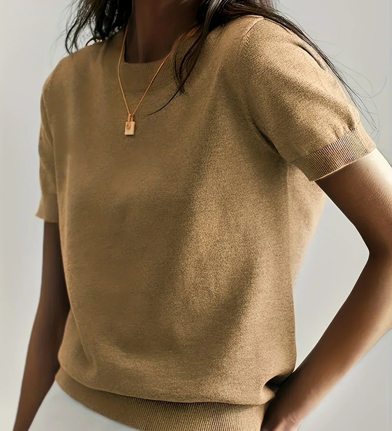 Maglione da donna in maglia fine con maniche corte e bordi a coste