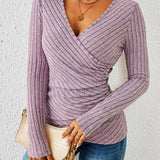 Top avvolgente a coste da donna con scollo a V e dettagli con bottoni in maglia