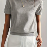 Maglione da donna in maglia fine con maniche corte e bordi a coste