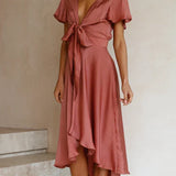 Elegante abito midi in raso con scollo a V profondo da donna maniche a farfalla e gonna asimmetrica fluida