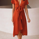 Elegante abito midi in raso con scollo a V profondo da donna maniche a farfalla e gonna asimmetrica fluida