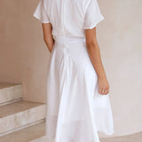Elegante abito midi in raso con scollo a V profondo da donna maniche a farfalla e gonna asimmetrica fluida