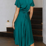 Elegante abito midi in raso con scollo a V profondo da donna maniche a farfalla e gonna asimmetrica fluida