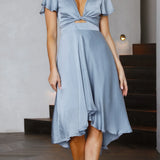 Elegante abito midi in raso con scollo a V profondo da donna maniche a farfalla e gonna asimmetrica fluida