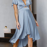 Elegante abito midi in raso con scollo a V profondo da donna maniche a farfalla e gonna asimmetrica fluida