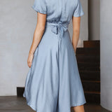 Elegante abito midi in raso con scollo a V profondo da donna maniche a farfalla e gonna asimmetrica fluida