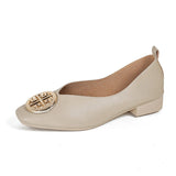 Beatrice™ | Ballerina punta quadrata con emblema dorato