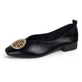 Beatrice™ | Ballerina punta quadrata con emblema dorato