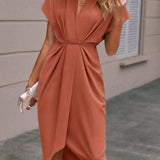 Abito midi avvolgente da donna con cintura annodata ed elegante spacco