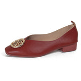 Beatrice™ | Ballerina punta quadrata con emblema dorato