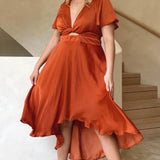 Elegante abito midi in raso con scollo a V profondo da donna maniche a farfalla e gonna asimmetrica fluida
