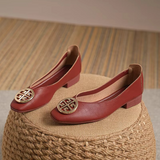 Beatrice™ | Ballerina punta quadrata con emblema dorato