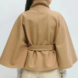 Donna - Cappotto corto con collo ad imbuto - Vita con cintura