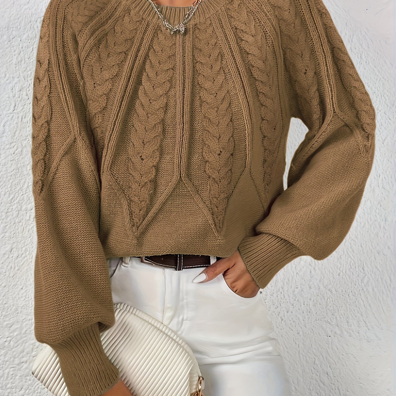 Maglione da donna con maniche voluminose e trama a trecce
