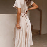 Elegante abito midi in raso con scollo a V profondo da donna maniche a farfalla e gonna asimmetrica fluida