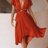 Elegante abito midi in raso con scollo a V profondo da donna maniche a farfalla e gonna asimmetrica fluida