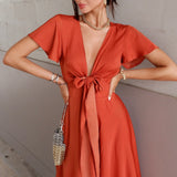 Elegante abito midi in raso con scollo a V profondo da donna maniche a farfalla e gonna asimmetrica fluida