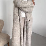 Cardigan lungo lavorato a maglia colorato e alla moda da donna