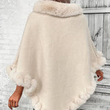 Donna - Poncho beige con bordo in peluche - Modello a diamante