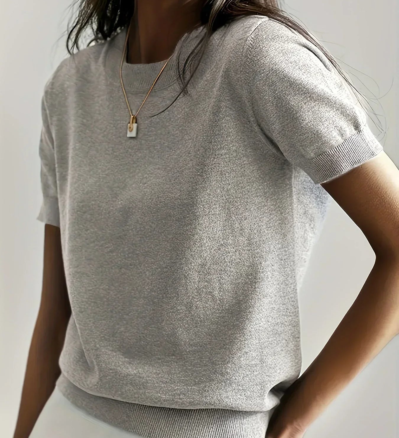 Maglione da donna in maglia fine con maniche corte e bordi a coste