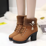 Ilaria™ | Stivaletto con tacco e colletto in maglia