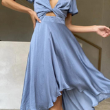 Elegante abito midi in raso con scollo a V profondo da donna maniche a farfalla e gonna asimmetrica fluida