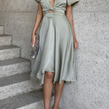 Elegante abito midi in raso con scollo a V profondo da donna maniche a farfalla e gonna asimmetrica fluida