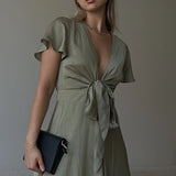 Elegante abito midi in raso con scollo a V profondo da donna maniche a farfalla e gonna asimmetrica fluida