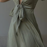 Elegante abito midi in raso con scollo a V profondo da donna maniche a farfalla e gonna asimmetrica fluida