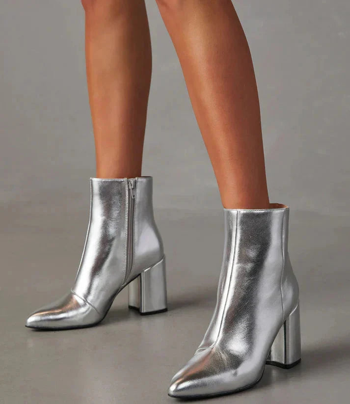 Stivali alla Caviglia Argento – Design Metallico e Moderno per Outfit Casual o Chic