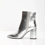 Stivali alla Caviglia Argento – Design Metallico e Moderno per Outfit Casual o Chic