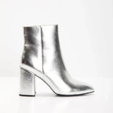 Stivali alla Caviglia Argento – Design Metallico e Moderno per Outfit Casual o Chic