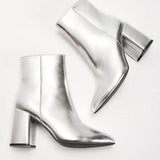 Stivali alla Caviglia Argento – Design Metallico e Moderno per Outfit Casual o Chic